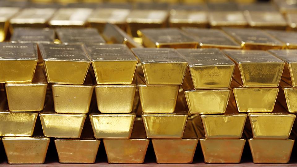 Gold bars stacked in a vault at the United States Mint, in West Point, N.Y., July 22, 2014 (AP photo by Mike Groll)