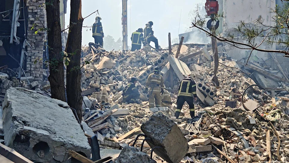 Rescue workers searched through he ruble for 11 missing people<span class="copyright">Alexander Reka/TASS/picture alliance</span>