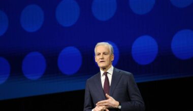 Norwegian Energy Minister Terje Aasland received applications from 20 companies for this year's round. Here, Aasland is standing on stage in Sandefjord.