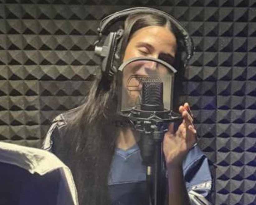 cover A minute with: Ciara Economopoulos (Ciarae) Singer