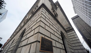 Federal judge had sex in chambers with police officer, report says
