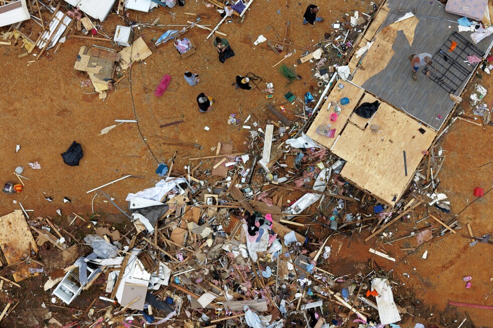 Mississippi tornado survivors describe roofs and homes ripped away