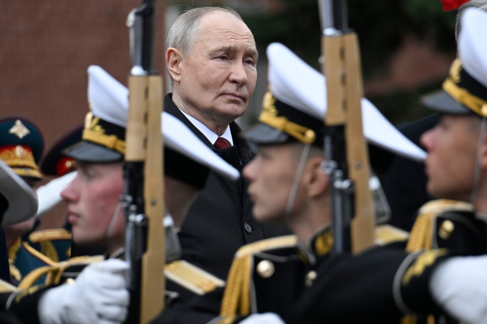 Putin speaks at Red Square parade under tight security
