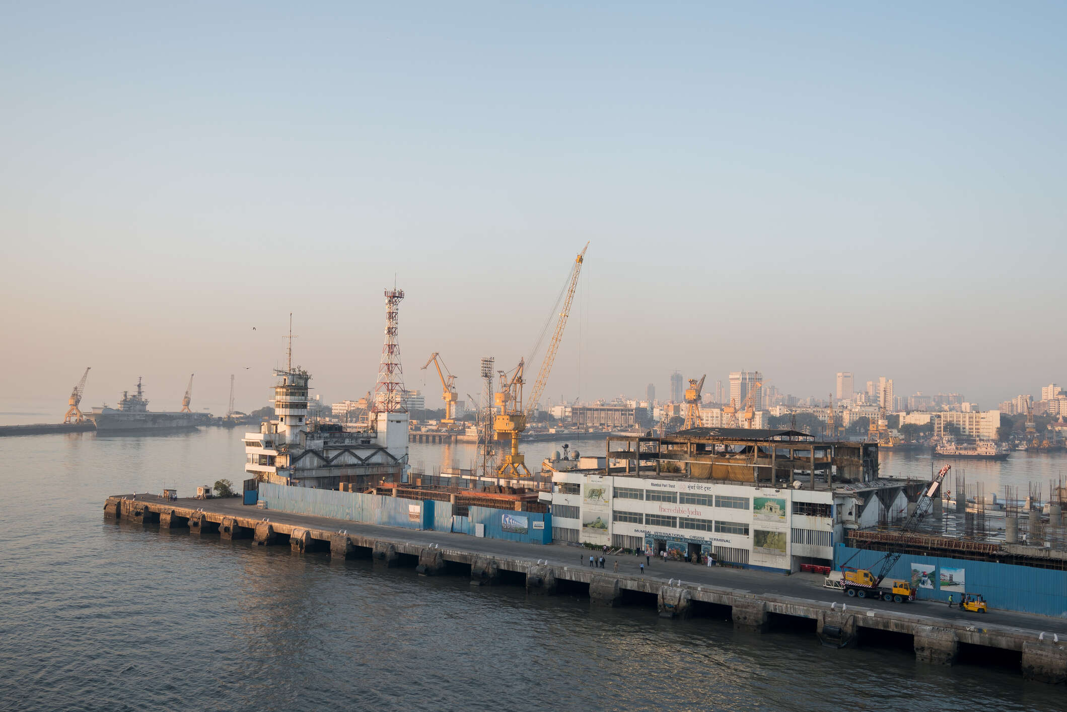 <p><br>Mumbai Port handled 75.15 MT of cargo in FY26, 9.5 per cent more than the previous year’s volume of 68.63 MT, its strongest annual growth in over a decade.</p>