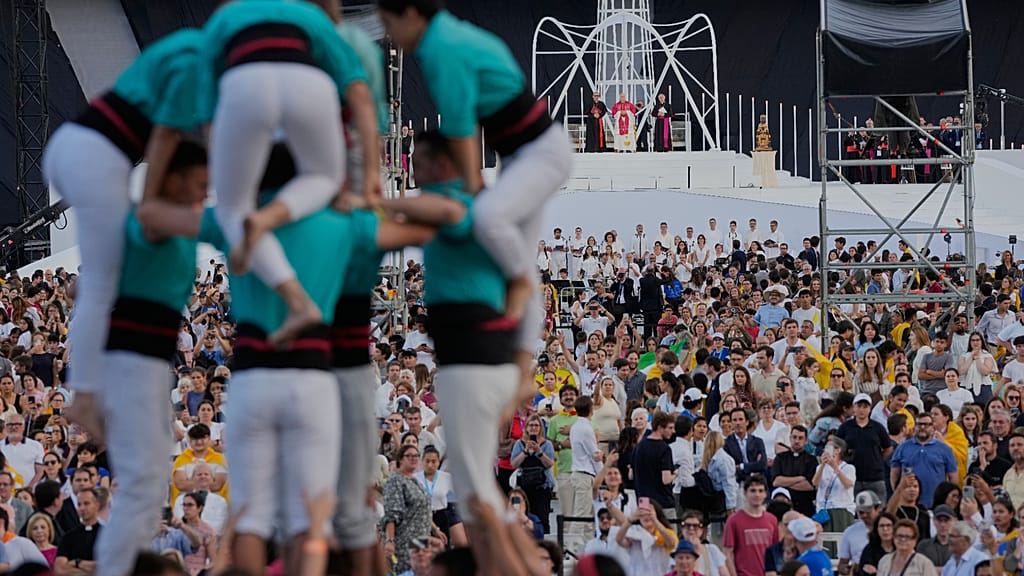 Spain: Human castle welcomes Pope Leo XIV to youth vigil in Barcelona