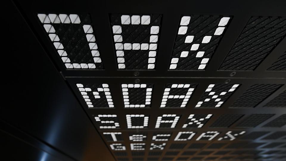 The German stock market (Deutsche Boerse) indices Dax, MDax, SDax, TecDax and Gex are listed on a display board in the trading hall of the Frankfurt Stock Exchange. (is associated with: «European stocks close mostly higher») Arne Dedert/dpa