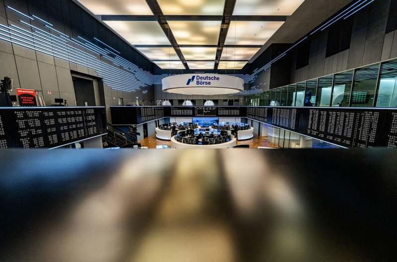 FILE PHOTO - The daily performance of the German Stock Index (DAX) is displayed on the large screen above the trading floor at Deutsche Boerse. (is associated with: «European stocks post strong gains on US-Iran peace deal hopes») Andreas Arnold/dpa