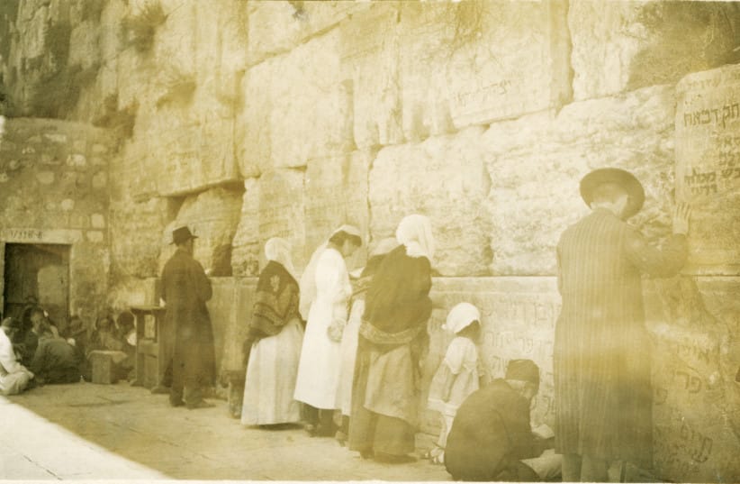 A photograph of the Western Wall, taken by A.O. Freedman, c. 1920 1922.
