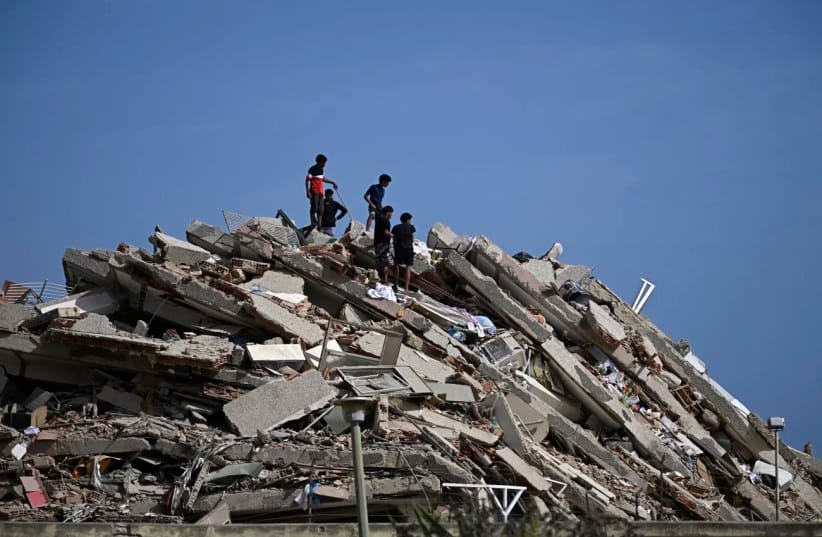 People search for survivors while others try to salvage belongings in a collapsed building following an earthquake in Catia La Mar, La Guaira state, some 30km north-west of Caracas.