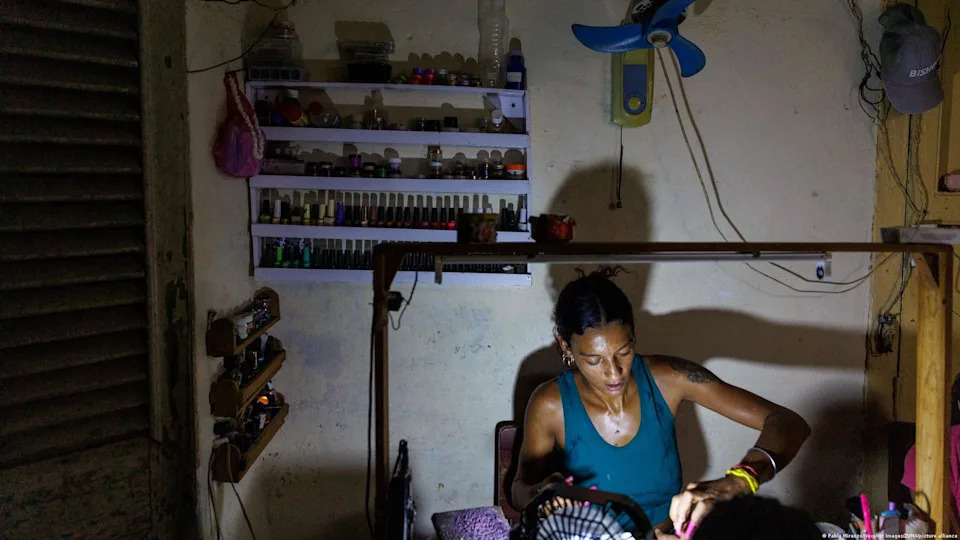 People are increasingly reliant on battery sources for light and power if they want to work after hours<span class="copyright">Pablo Miranzo/Nexpher Images/ZUMA/picture alliance</span>