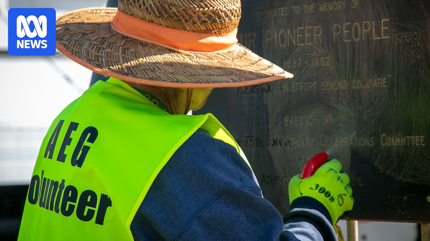 Volunteers clean up streets to restore pride in Tablelands town