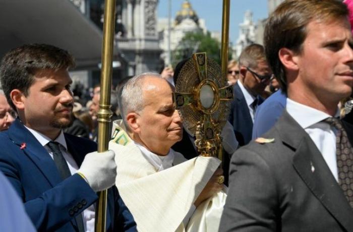 VATICAN – SPAIN Pope in Madrid on Corpus Christi: ‘no one can kneel before the Lord and despise their brother’