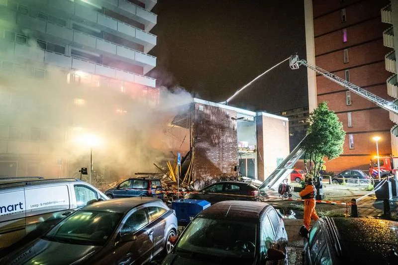 Emergency responders are on the scene at an apartment building on Osdorper Strasse, where a fire broke out following an explosion. Following a major explosion overnight at an apartment building in Amsterdam that left seven people injured and 400 residents evacuated, there are indications of a criminal motive. (is associated with: «Three in custody after major explosion in Amsterdam injures seven») Josh Walet/ANP/dpa
