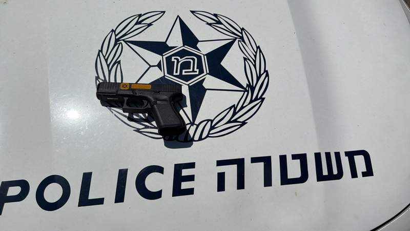 Two Tel Aviv men arrested for brandishing weapon while filming a movie