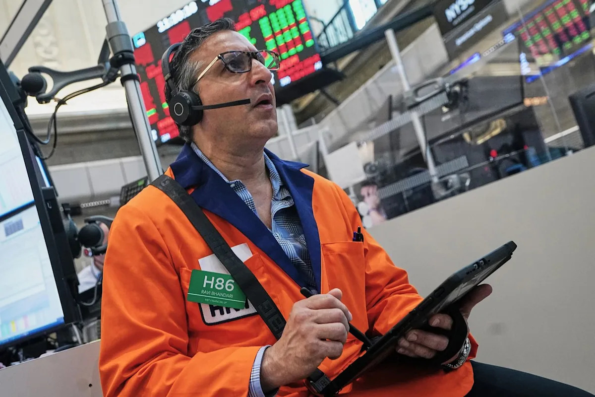 The Dow jumps 900 points as oil prices ease, but slumping AI stocks keep Wall Street in check