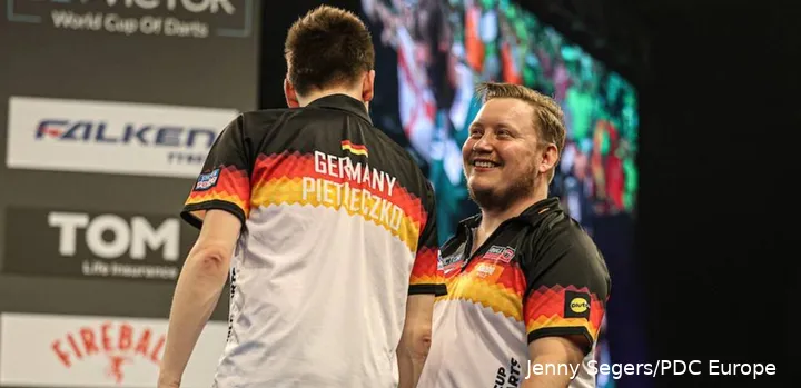 Schindler looks at Pietreczko with a smile