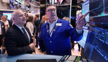 US futures point lower on anticipation of rising costs to borrow, particularly for tech