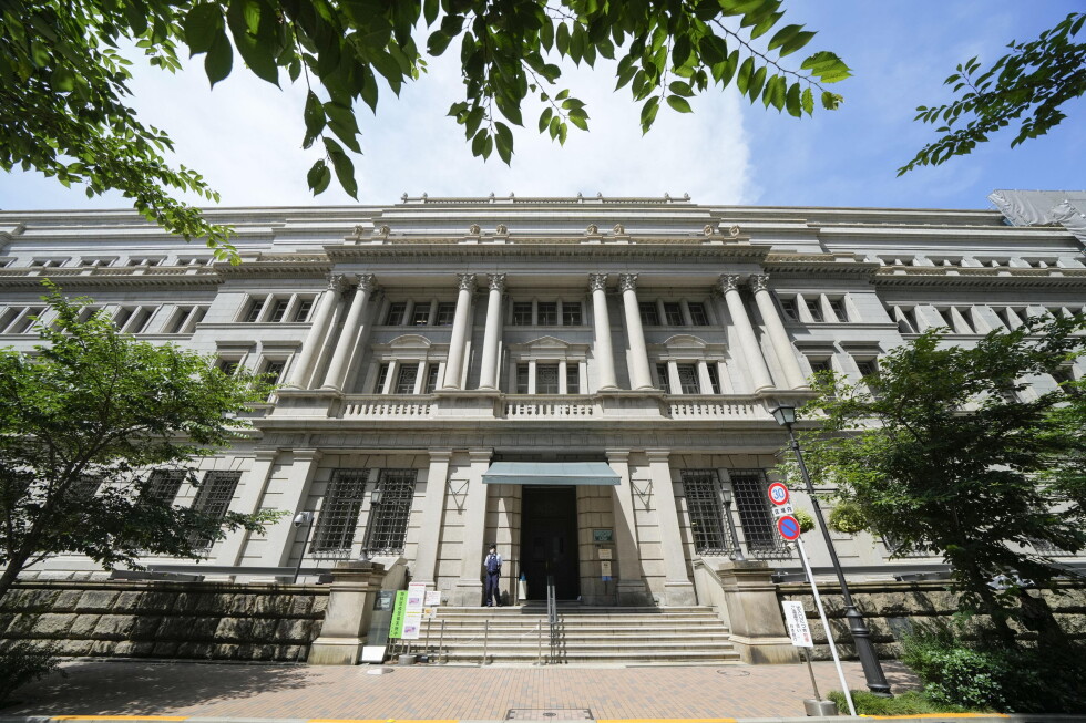 Japan's central bank raises its benchmark rate to 1%