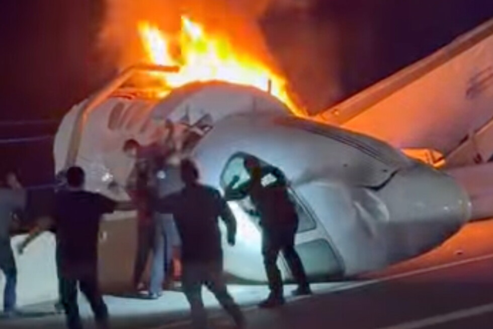 Small plane crashes on southern Texas highway