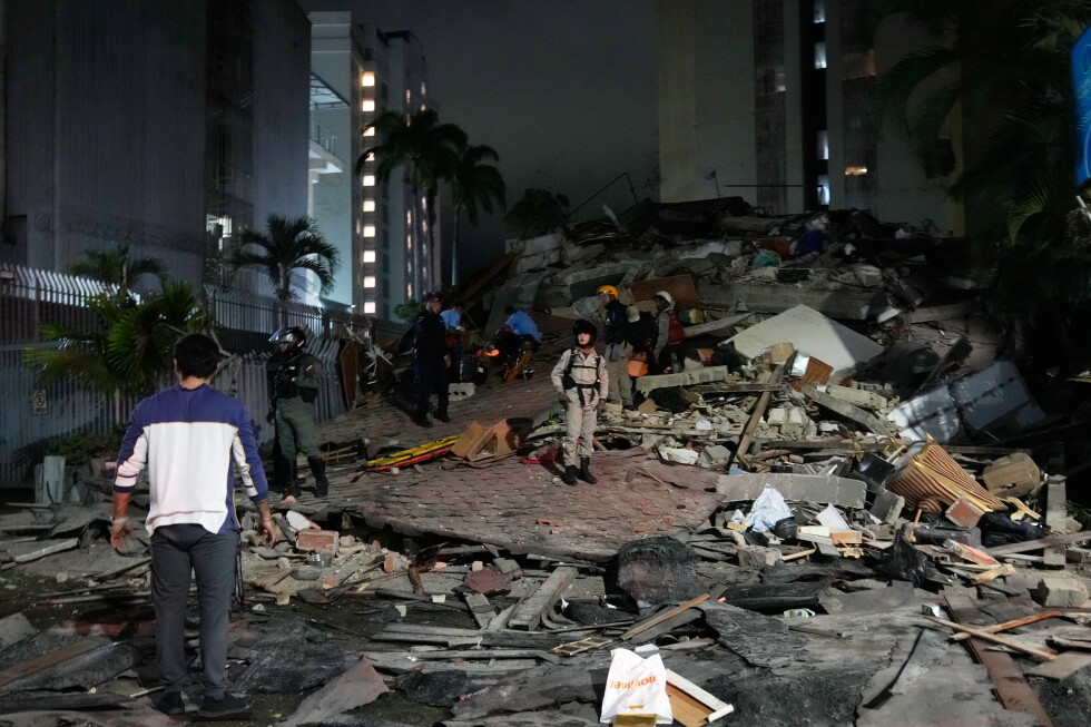 Back-to-back powerful earthquakes hit Venezuela, collapsing buildings in Caracas