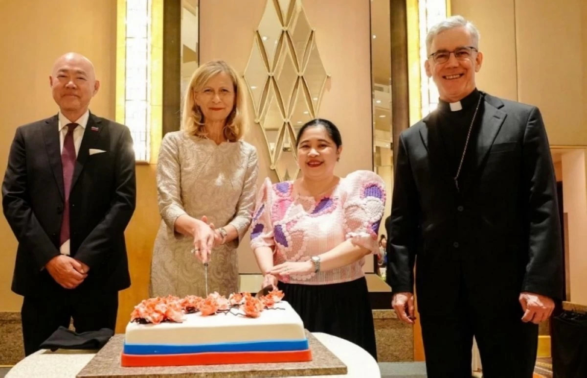 Ambassador Smiljana Knez, DFA Undersecretary Maria-Theresa Dizon-De Vega, Apostolic Nuncio, Archbishop Charles Brown, and Honorary Consul of Slovenia Felix Ang joined in a ceremonial cake cutting to commemorate the 35th anniversary of Slovenia’s independence.
