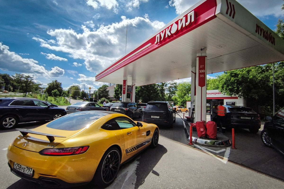 Russian fuel shortage pushing drivers to desperate measures as gasoline runs out