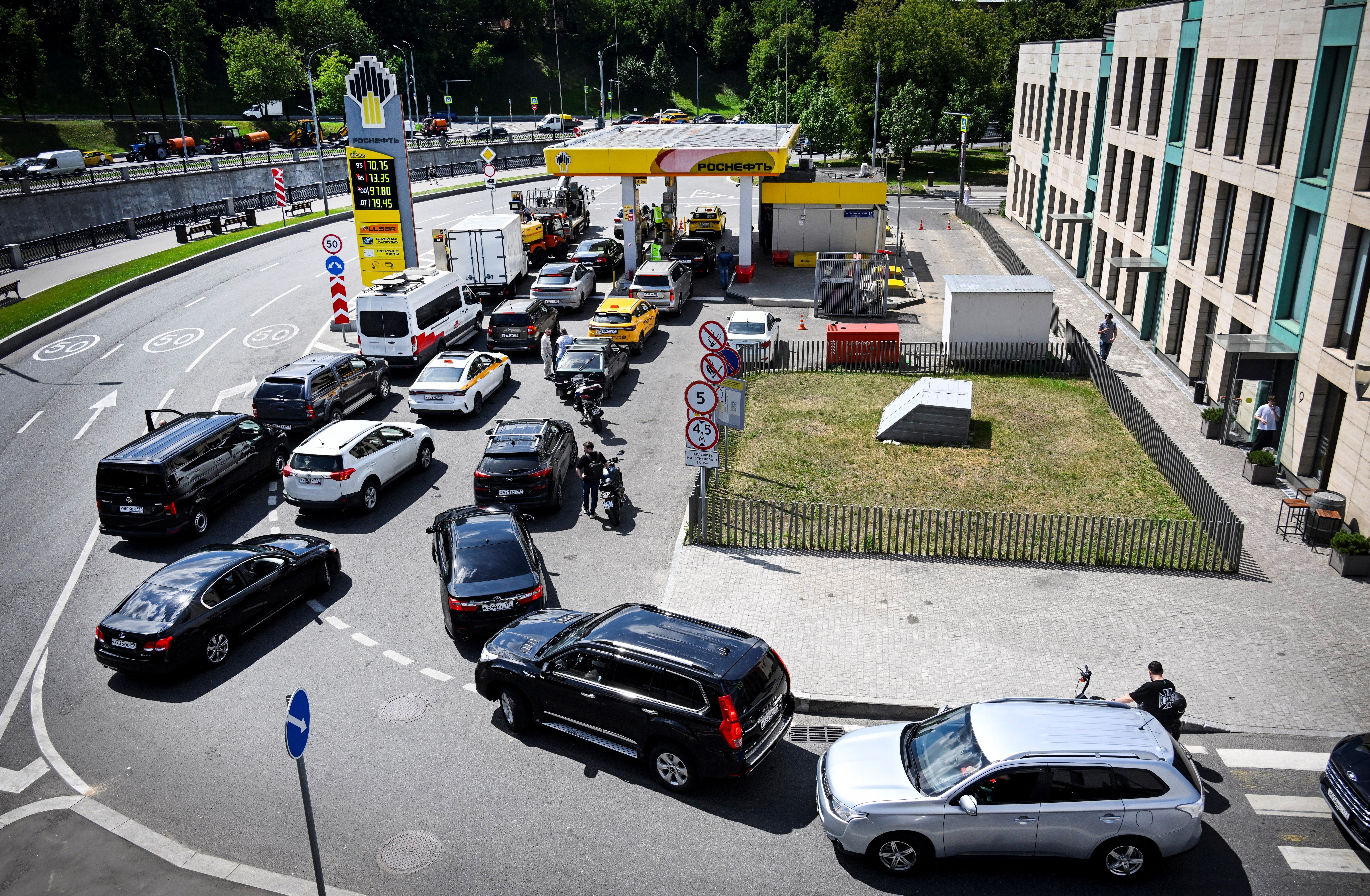 People queue to refuel their cars at a Rosneft gas station in Moscow.