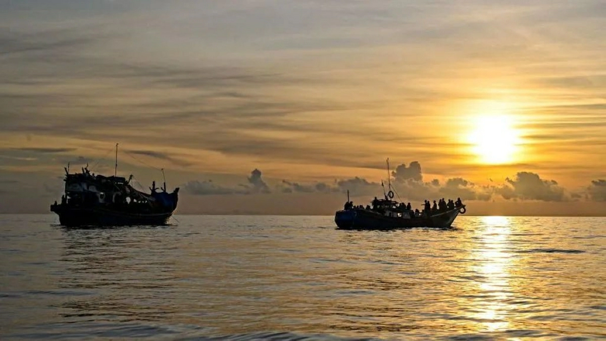 Over 500 Rohingya asylum seekers feared dead after reports of boats capsizing off Myanmar