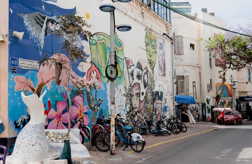 Nahalat Binyamin, the second oldest neighborhood of Tel Aviv, was established in 1911 by and for artists, musicians, and creative minds. Every Tuesday and Friday an art fair is open for creators to sell their work.