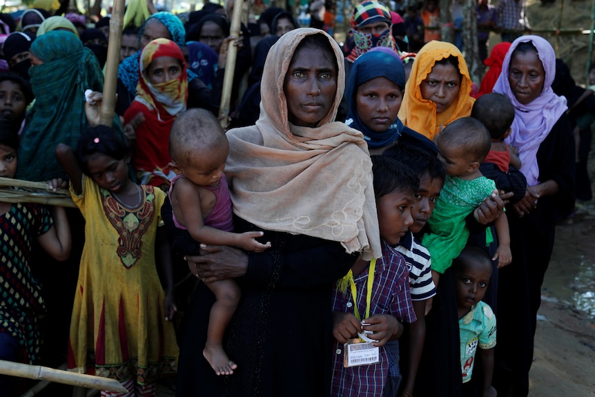 Rohingya refugee women queue for food aid