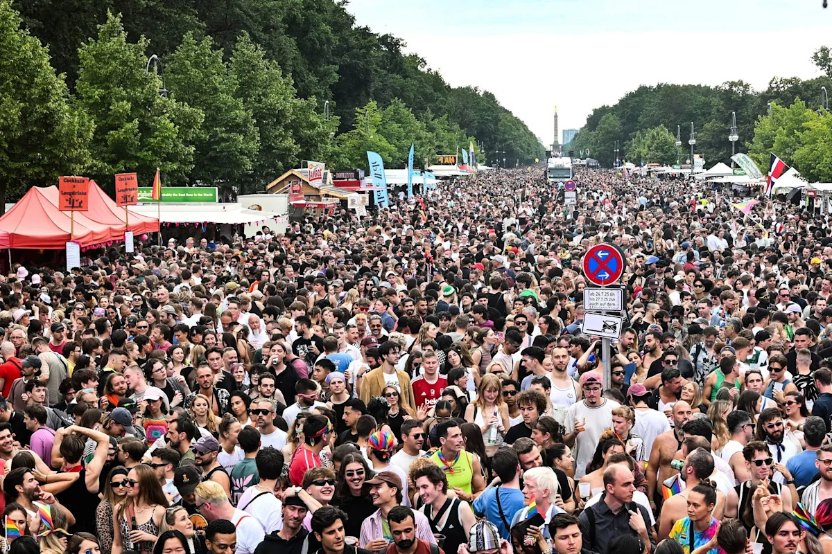 Hundreds of thousands take part in Berlin's Pride parade