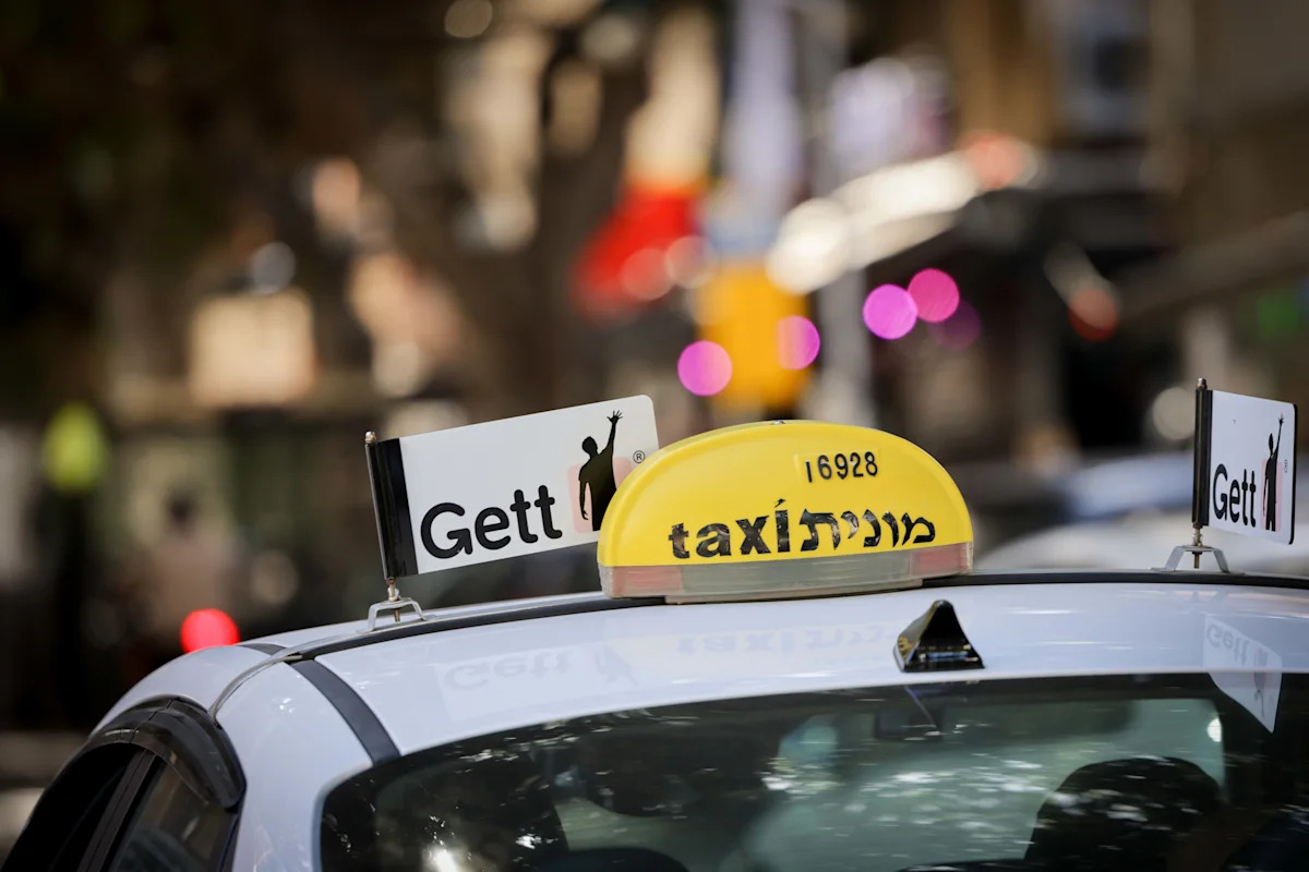 Taxi driver suspected of swindling dementia patient he picked up from Ichilov out of NIS 10,000