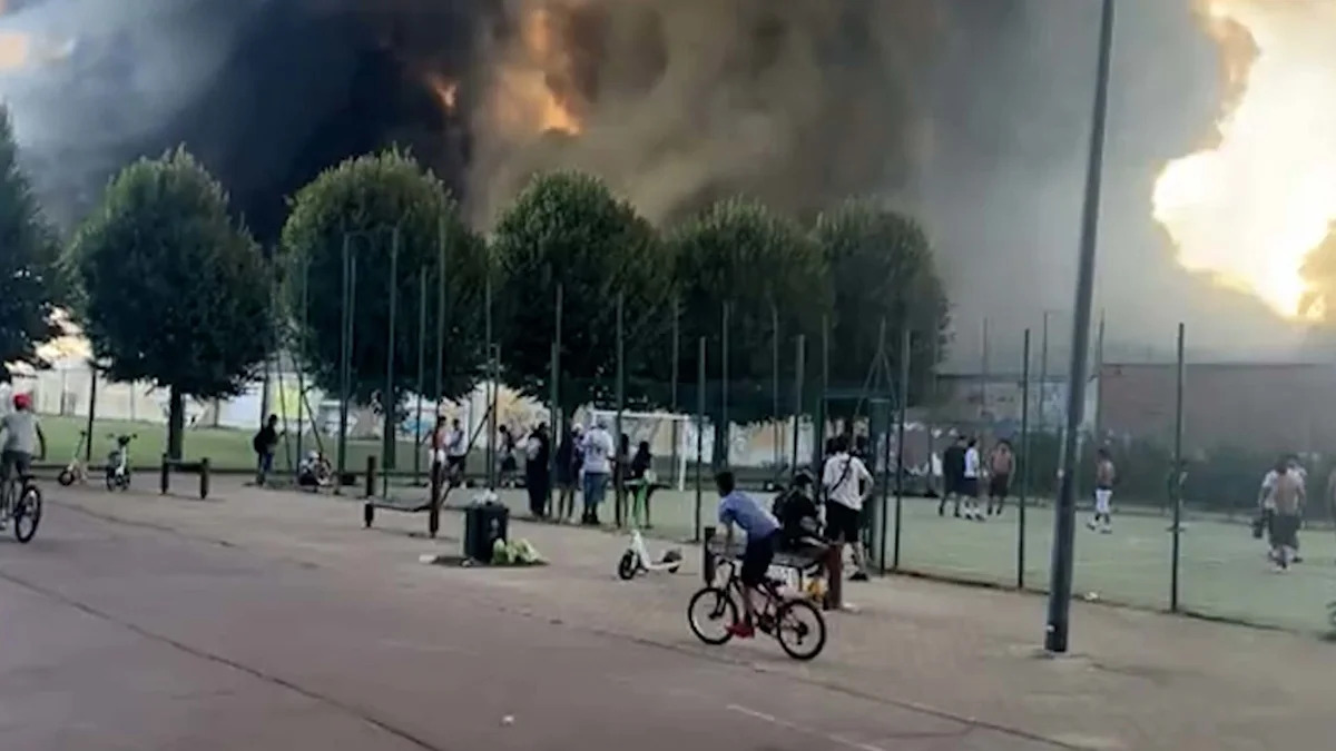 Huge plume of smoke rises from warehouse fire in Milan