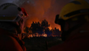 France and Spain wildfires: More evacuations as fires displace a third of a million