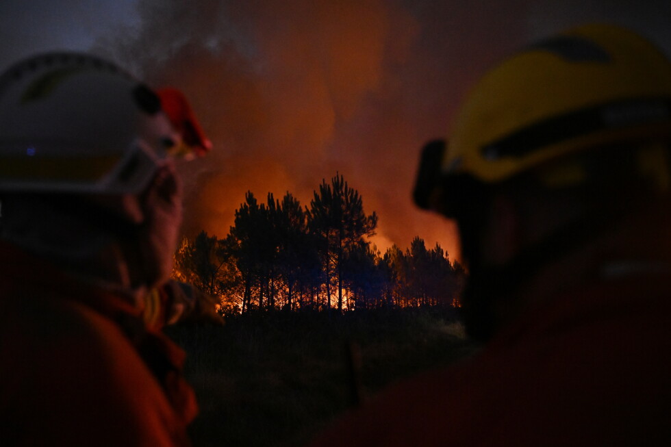 France and Spain wildfires: More evacuations as fires displace a third of a million