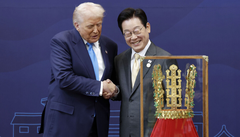 '천마총 금관 모형'과 한미 정상 (경주=연합뉴스) 한상균 기자 = 이재명 대통령이 29일 경북 경주박물관에서 도널드 트럼프 미국 대통령에게 '천마총 금관 모형'을 선물한 뒤 악수하고 있다. 2025.10.29 [대통령실통신사진기자단] xyz@yna.co.kr/2025-10-29 15:56:57/