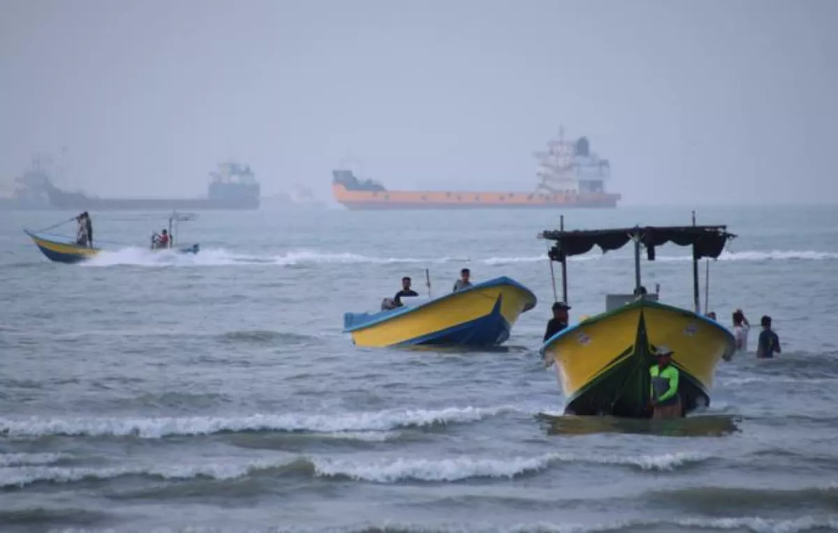 Ships passing through Strait of Hormuz fall to seven