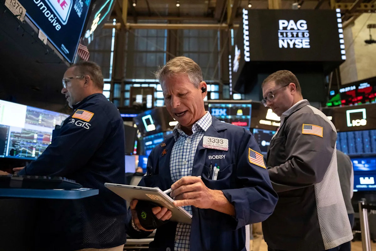 Falling oil prices help calm the stock and bond markets