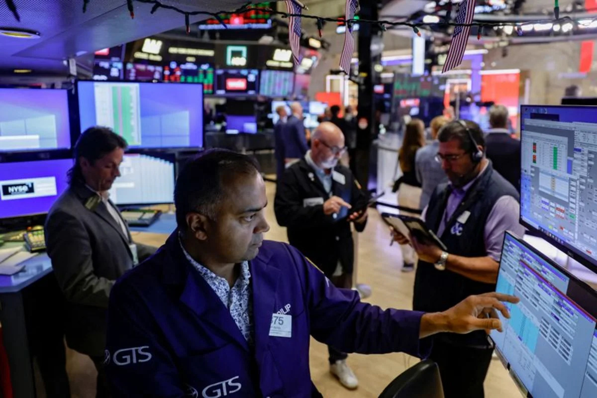 Wall Street indexes slip as oil prices rise, retail results awaited