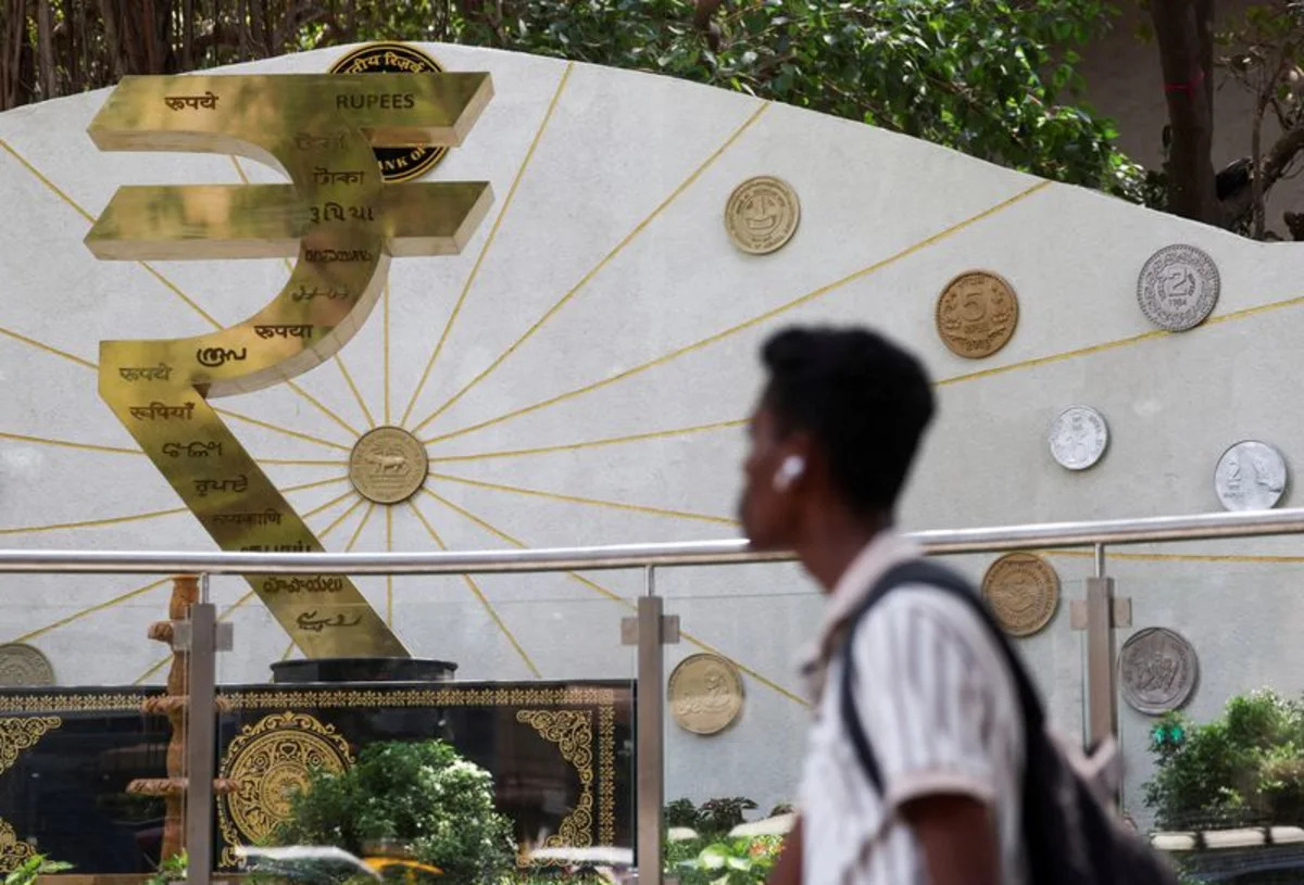 Indian rupee expected to be rangebound, bond traders await policy minutes