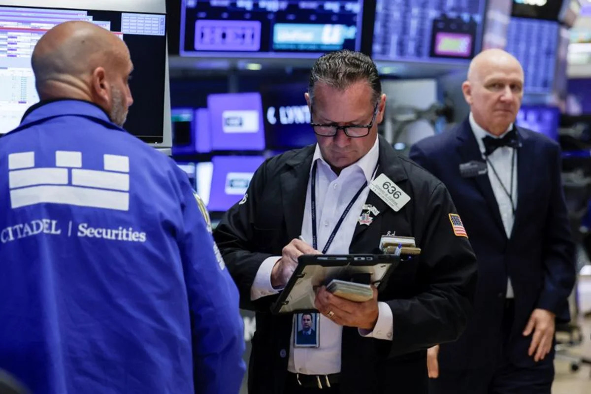 Wall St indexes fall to two-week lows as rising bond yields, disappointing Walmart results drag