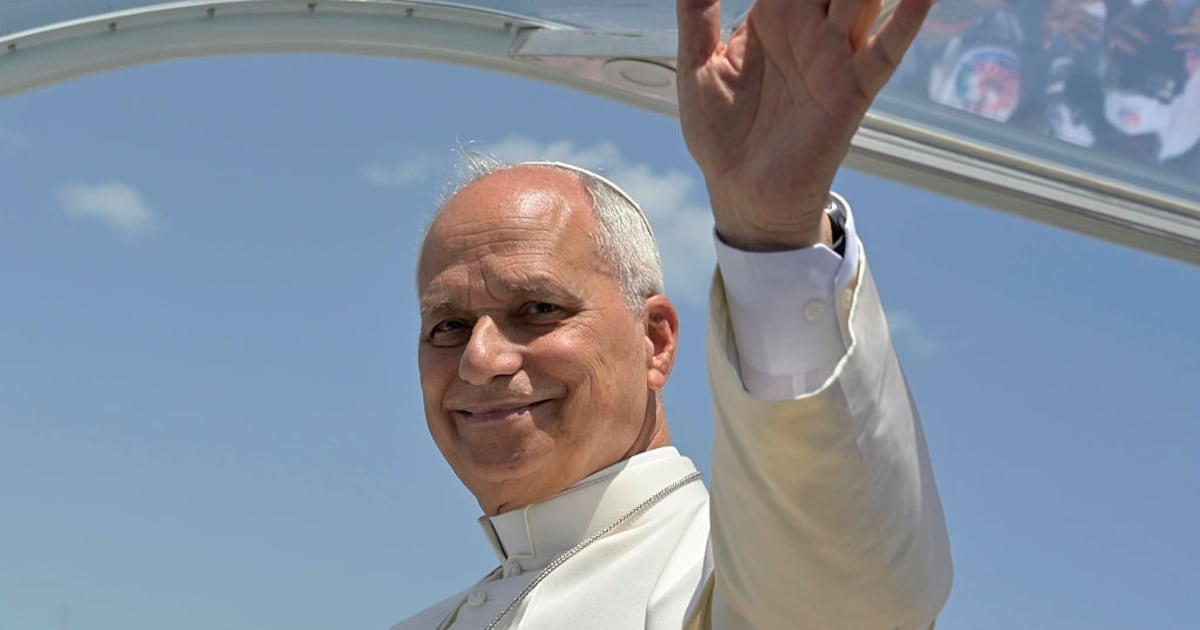White Sox Pope Hat arrives at Vatican City