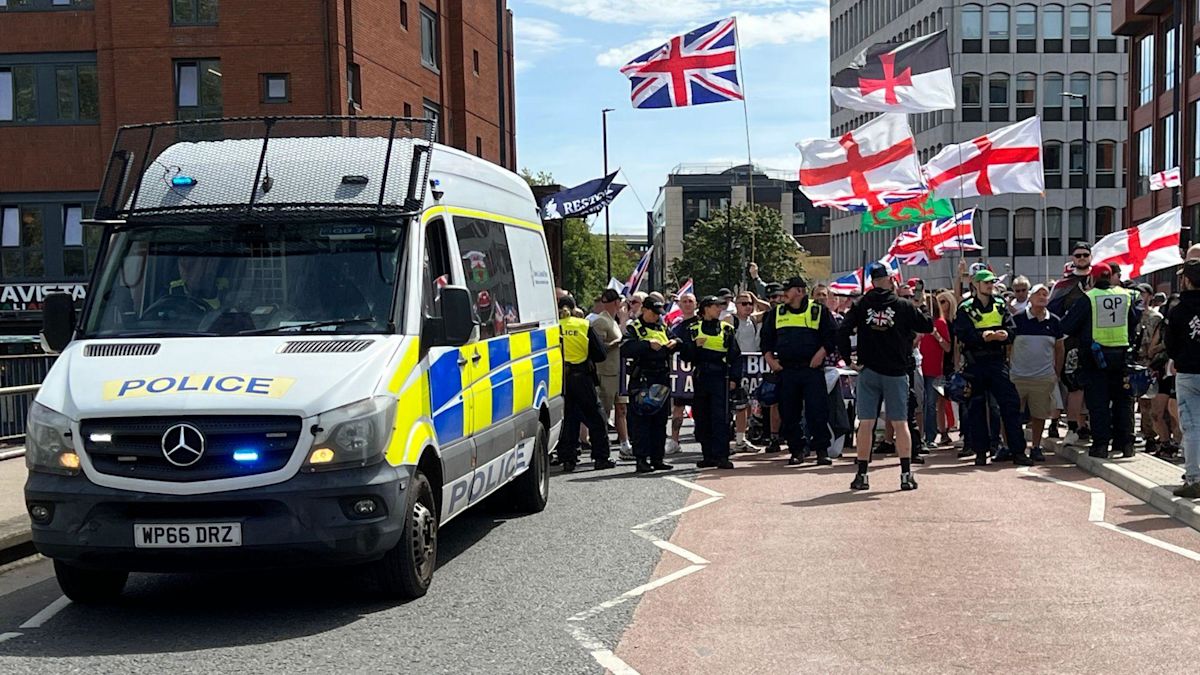 Arrests after anti-immigration and counter protests