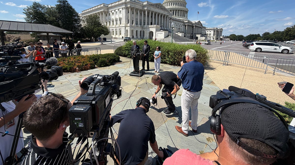 The ICE Agent Six Members of Congress Now Want the FBI to Investigate