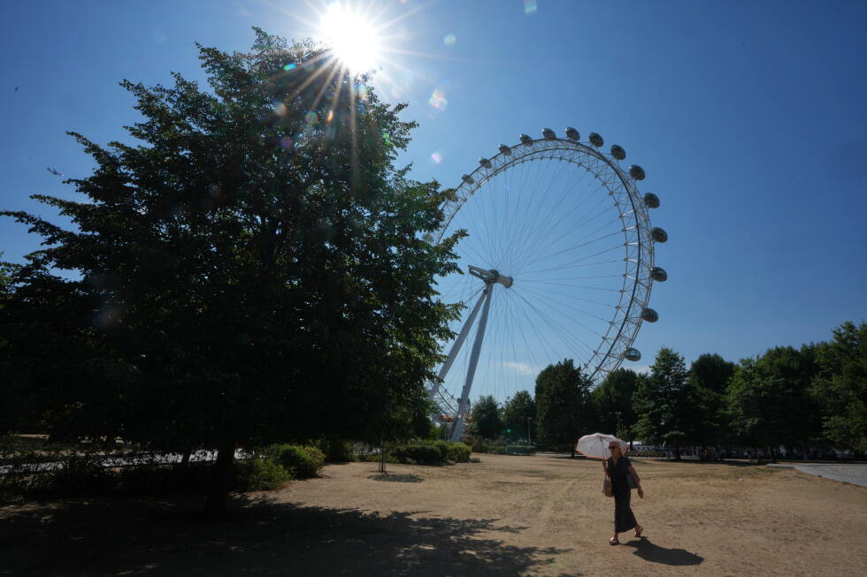 London sizzles as UK hits hottest day of the year