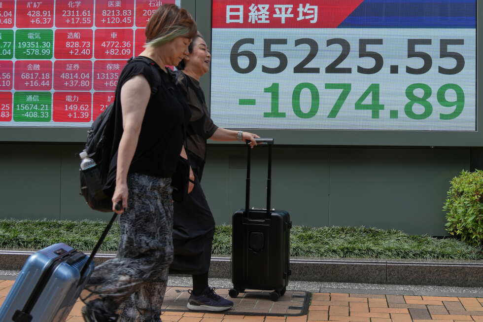 World shares waver as Kospi falls 4.6% after tech retreat on Wall Street
