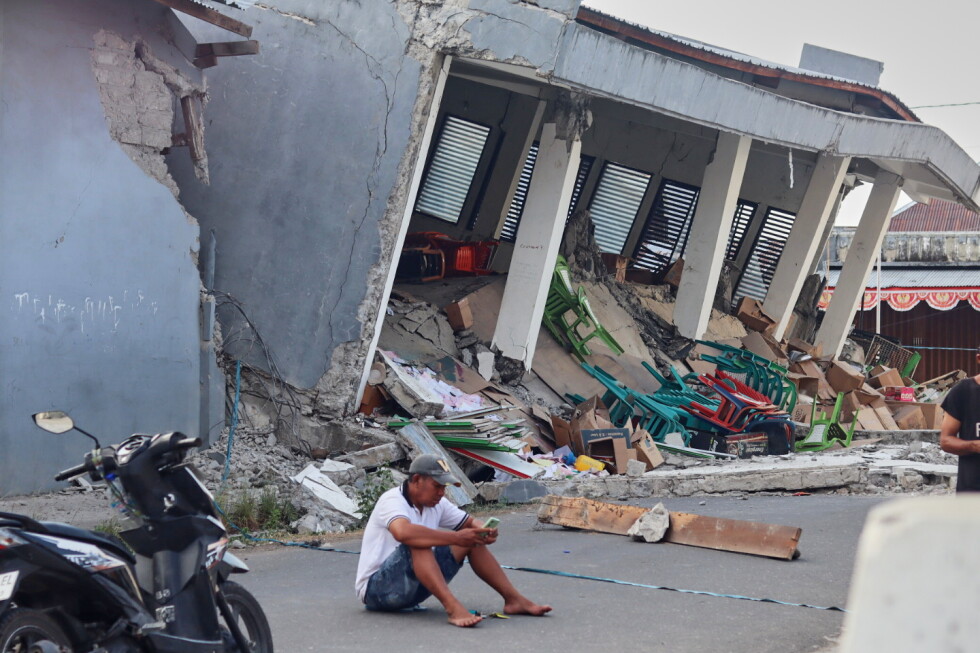 Rescuers in Indonesia recover 6 more bodies in earthquake aftermath