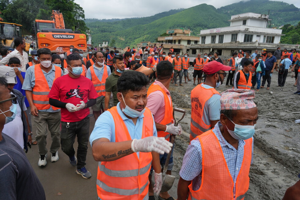 Rescue efforts intensify after Nepal-Tibet flooding as deaths climb past 900