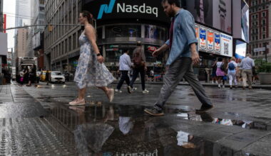 US stocks hang near their record heights