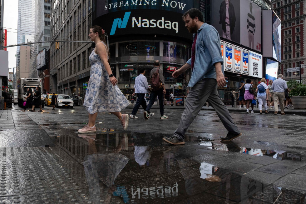 US stocks hang near their record heights